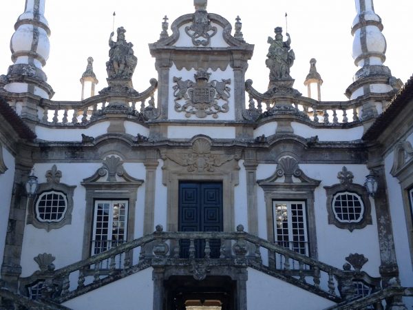 Viaja a Portugal, Casa Mateus Fachada principal con el escudo de la familia, balaustradas, curvas  y pináculos