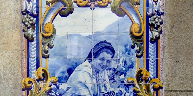 está cubierta por 25 paneles de azulejos que representan el ciclo de producción del vino, desde