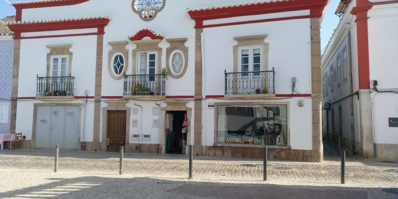 "Otro bonito edificio en la Rua José Pires Saldanha frente al Mercado da Ribeira"