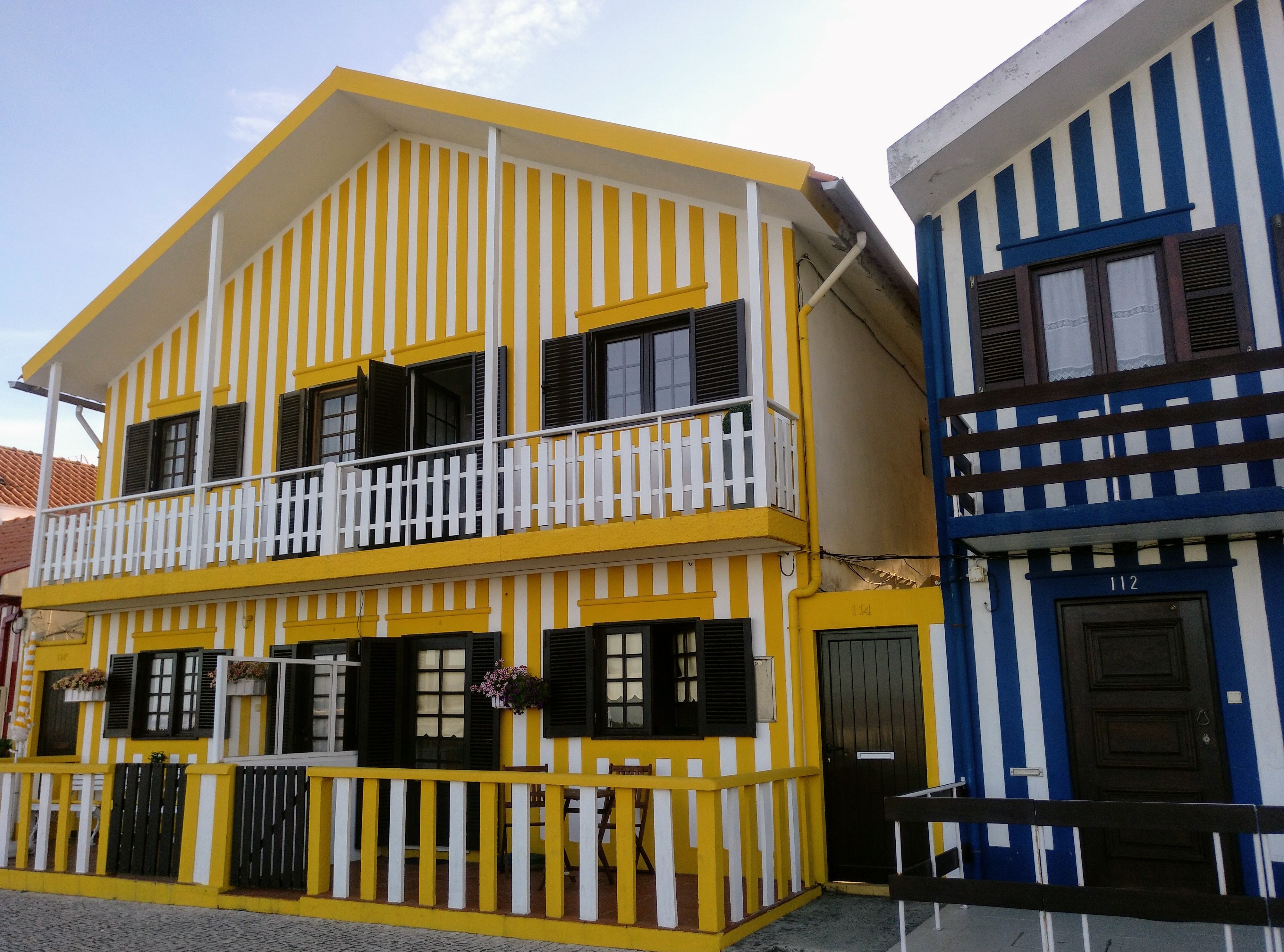 casa amarilla y azul rayas