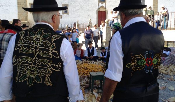Chaquetillas del traje tradicional alentejano de hombre en la Folhada de Castelo de Vide