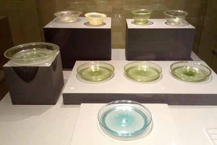 Piezas de cristal en excelente estado de conservación en el Museo Romano de Ammaia