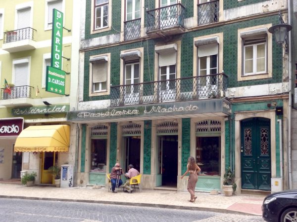 Pastelería Machado es uno de los locales más antiguos de la ciudad. Su fachada en azulejos es obra de Manuel Bordallo Pinheiro, hijo del genio. Sus "cavacas", "beijinhos" ·"trouxas de ovos" y "russos" enamoran a todos