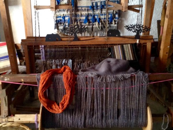 Sigue utilizando telares tradicionales sobre los que se tejen alfombras y mantas, utilizando únicamente hilaturas naturales de alta calidad