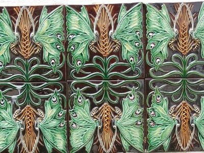 Azulejos con formas de mariposas y espiga de trigo
