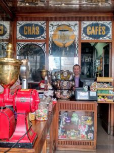 “A Carioca” centenaria tienda de cafés y tés. Su Té Gorreana de las Azores, es muy reputado
