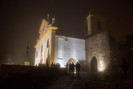 Iglesia Matriz de Santiago do Cacém junto a la entrada del espectacular Castillo Medieval
