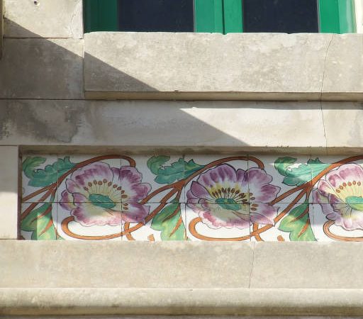 Panel con motivos florales debajo de la ventana. R. do Carmo, Aveiro