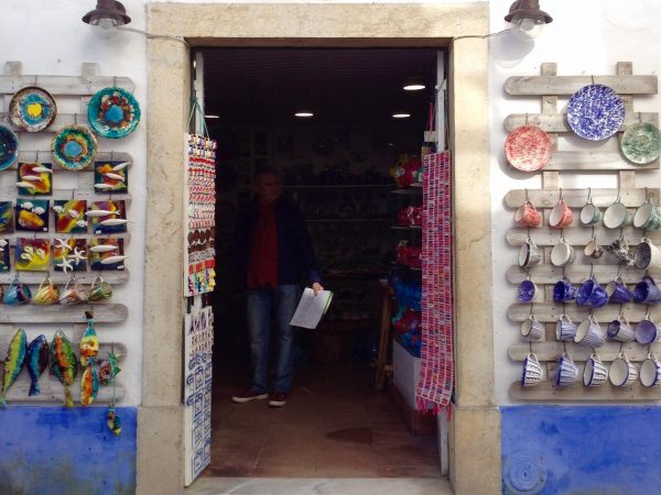Tienda de cerámica en la Rua Direita, Obidos.