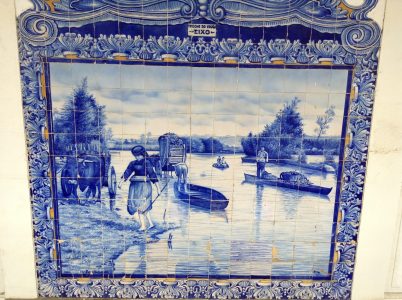 Mosaico de azulejo que retrata imágenes costumbristas como estas Varinas y Moliçeiros 