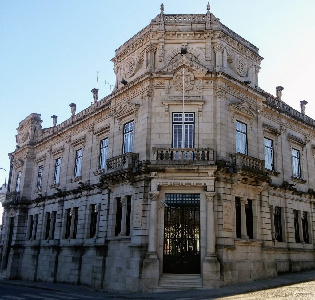 El sólido edificio del Banco de Portugal(1930)  en la Praça Rei Dom José