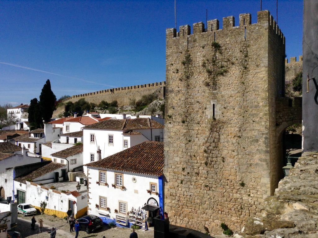 Vista de las casas blancas desde el castillo de Óbidos