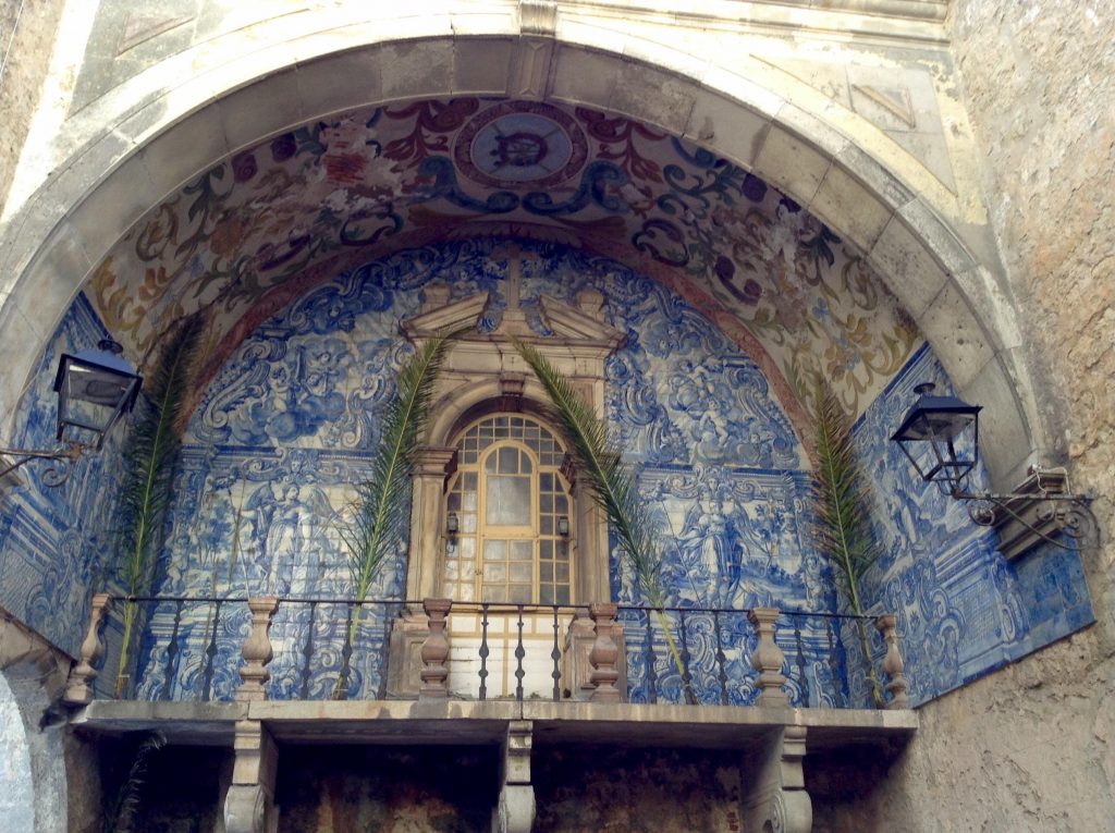 Puerta da Vila por donde se entra a Obidos. Su interior se embelleció con azulejos en el s. XVIII
