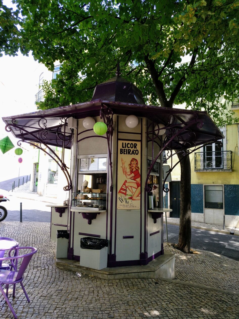 Plaza de las flores y kiosco en Lisboa por donde pasas en un paseo por el barrio alto