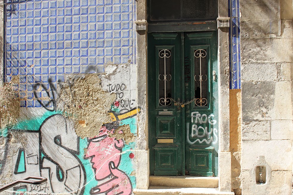 Alfama_azulejos_graffiti_arte_urbano