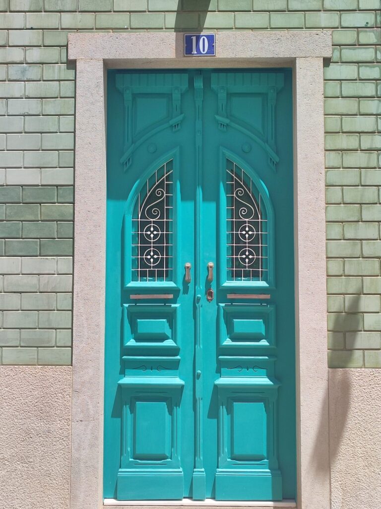 Puerta turquesa en Odeceixe