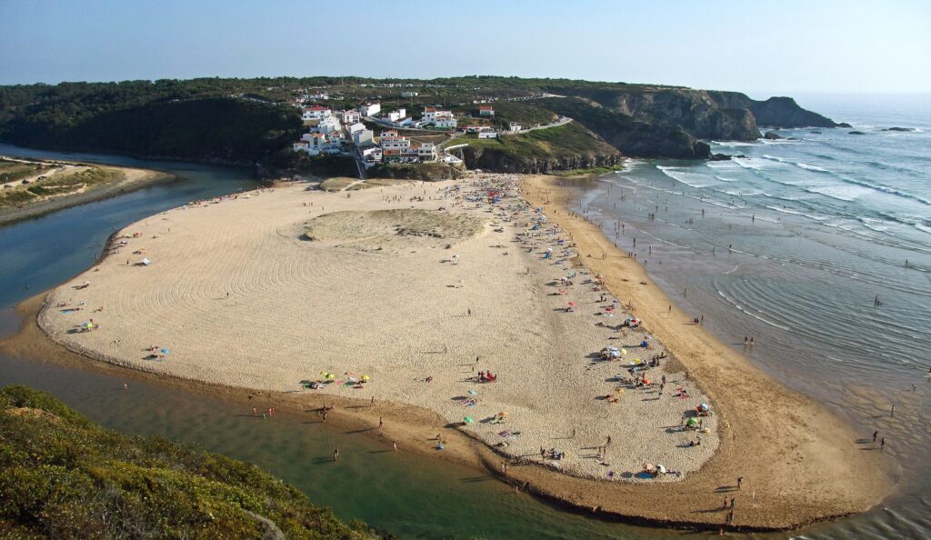 Playa del Algarve con Odeceixe al fondo