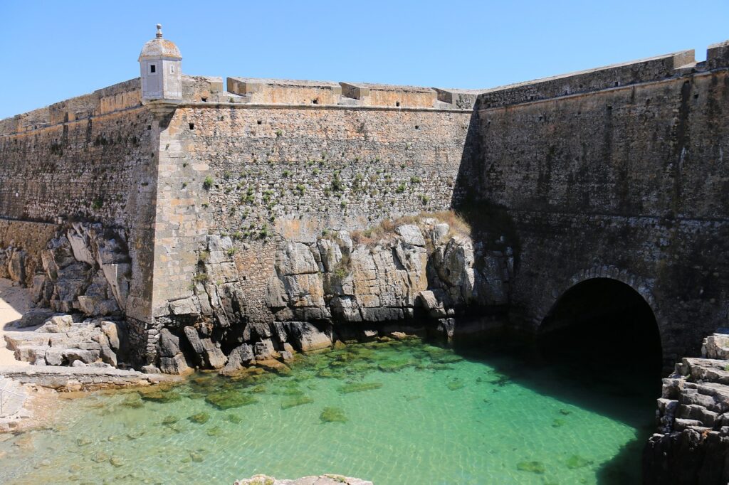 Fuerte de Peniche cerca de Obidos onstruido en el siglo XVI para defender este sector de la costa portuguesa de ataques de piratas y