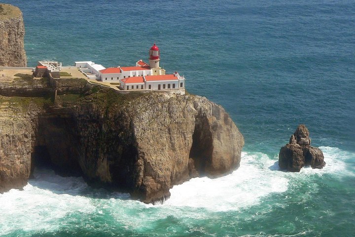 Faro histórico situado sobre acantilados, clave para la navegación durante siglos; el edificio actual, de 1846, se levanta sobre cimientos del siglo XVI